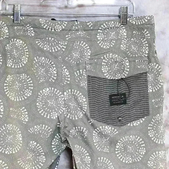 QuikSilver Boardshort Size 34 grey/white graphic pattern w/front pockets - Picture 11 of 13